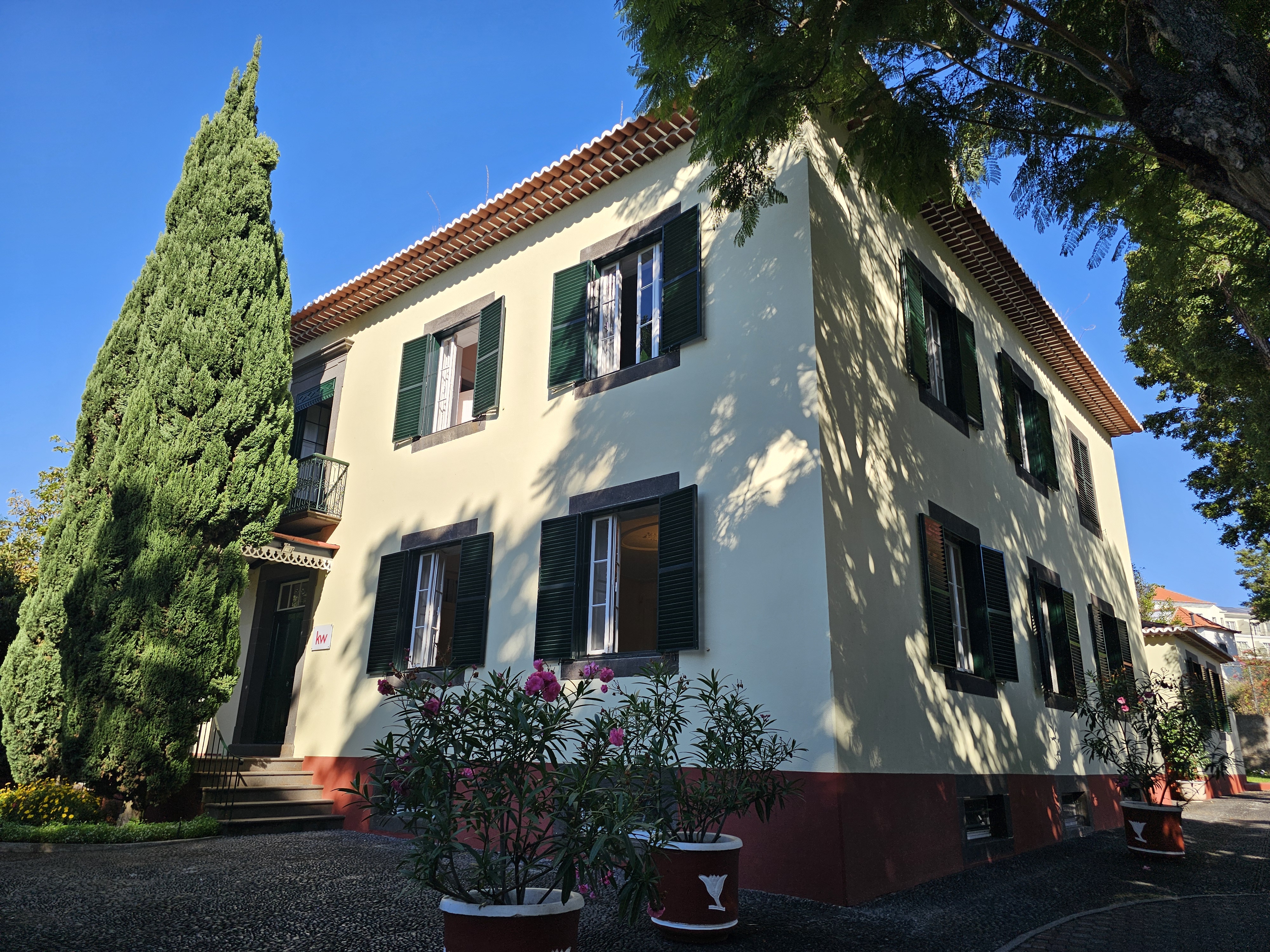 Sede KW Alfa Madeira no Funchal — villa tradicional madeirense
